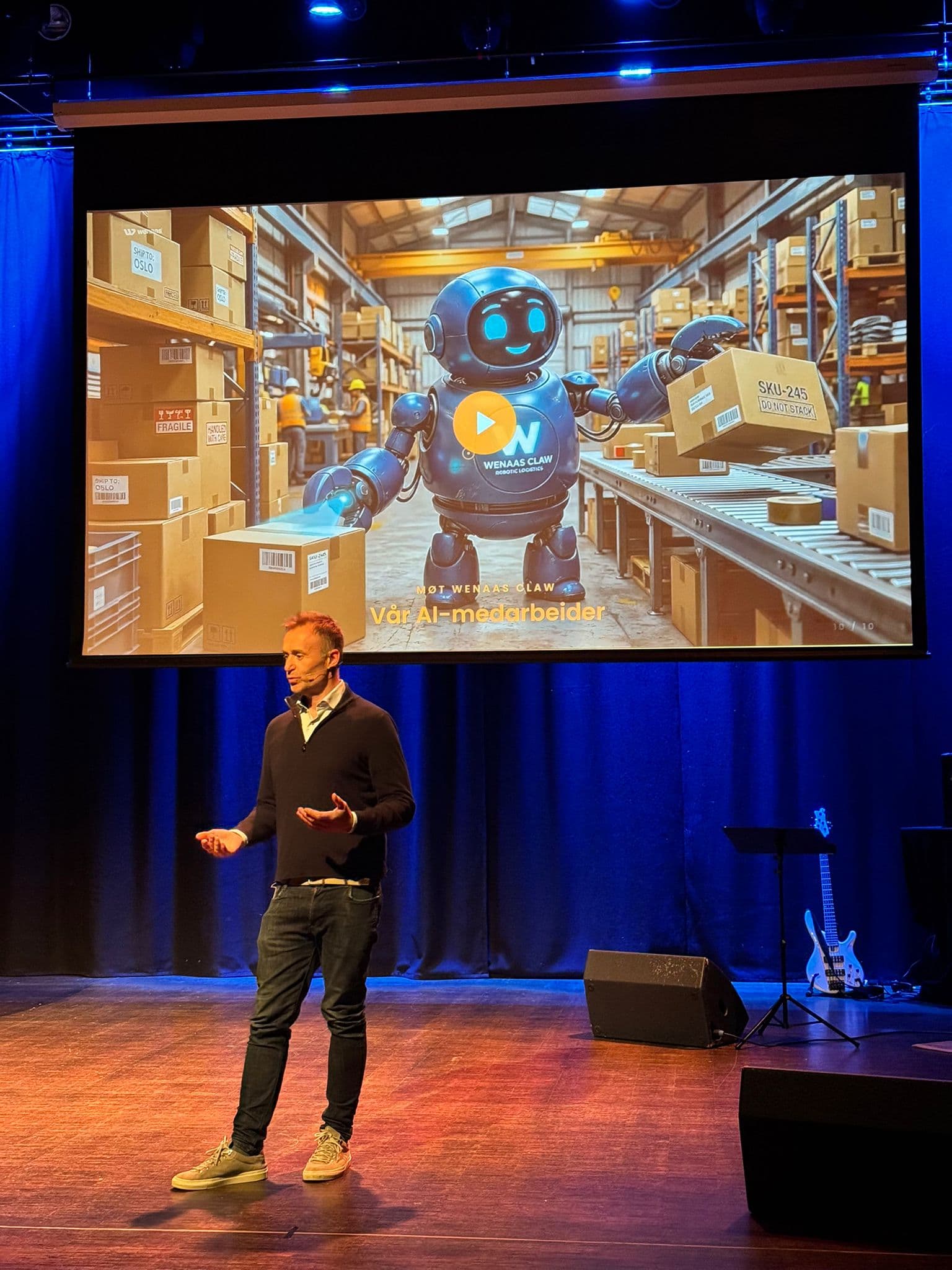 Joachim Høgby holder foredrag om AI med Wenaas Claw på storskjermen